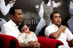 Dahlan Iskan Gendong Anak Penderita Kerapuhan Kulit