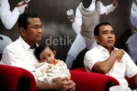 Dahlan Iskan memangku Habibatu Faseha. Anak ketiga Leni Haini itu mengidap penyakit langka Epidermolysis (kerapuhan kulit) sejak bayi.
