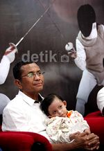 Dahlan Iskan Gendong Anak Penderita Kerapuhan Kulit