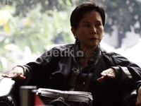 Pada pemeriksaan sebelumnya, Maria membantah bahwa dirinya adalah penggagas pertemuan di Medan yang membahas melonjaknya harga daging sapi. Ramses/detikFoto.