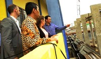Wagub DKI Jakarta Basuki Tjahaja Purnama (Ahok) dan Menteri Perdagangan dan Investasi Denmark Olsen Dyhr meninjau debit air di waduk Pluit. Angga Noviar/Humas DKI.