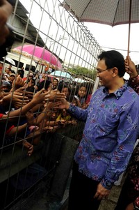 Warga berebut menyalami Wagub DKI Jakarta Basuki Tjahaja Purnama (Ahok). Angga Noviar/Humas DKI.