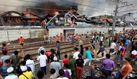 Puluhan warga turut membantu memadamkan api.     
