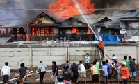 Api berkobar sangat cepat karena bangunan terbuat dari kayu serta tiupan angin.