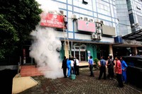 Api berkobar di AC yang berada di kompleks pertokoan Gedung Pesona, Kebayoran Baru. Namun karena AC berada di luar ruko, api tidak cepat menjalar.