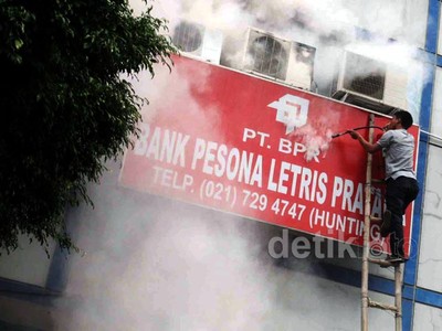 Bank BPR Ciputat Raya Terbakar
