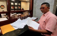 Saya melawan. Karena ini membuat kinerja teman-teman Panwaslu tidak nyaman bekerja, sedikit-sedikit takut di DKPP-kan, kata Ramdansyah saat mendaftar uji materiil ke MK, Senin (4/3/2013).