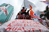 Buruh berorasi di kantor Huawei di Menara BRI, Semanggi, Jl Sudirman, Jakarta.