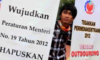 Selain berorasi, para buruh juga membentang spanduk dan poster tuntutan.