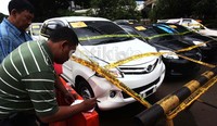 Petugas melakukan pengecekan barang bukti  ketika gelar hasil pengungkapan tindak pidana pencurian.     