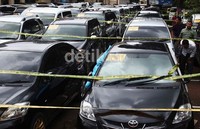 Polisi juga menangkap seorang pelaku berinisial ARN (ketua KNPI Deli Serdang) dan BH berserta barang bukti lima puluh tiga unit mobil berbagai sejenis serta alat kejahatan pemalsuan.     