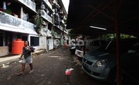 Mobil-mobil milik penghuni rusun di parkir di depan rusun    bahkan beberapa diantara mereka menyewa lahan parkir beratap.