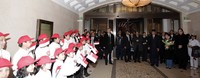 Sejumlah anak menyambut kedatangan Presiden SBY sambil mengibarkan bendera merah putih. Selain ke Jerman, Presiden SBY juga akan kunjungan kenegaraan ke Budapest, Hungaria.