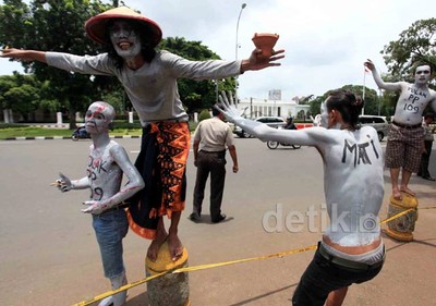 Aksi Teatrikal Menolak PP Soal Tembakau