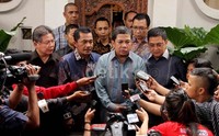 Fahri Hamzah cs menggelar jumpa pers saat mengunjungi rumah Anas.