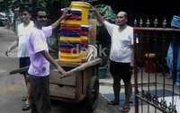 Ada ratusan tong sampah yang akan dibagikan kepada warga. Setiap 1 KK mendapatkan 3 tong sampah, berikut raknya.Jack/detikcom.