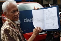 Pendiri Partai Keadilan (PK) Yusuf Supendi menunjukkan dokumen pelaporan  (PKS) terkait atas dugaan pencemaran nama baik dan fitnah atas pelanggaran IT pada acara dialog di stasiun tv swasta.