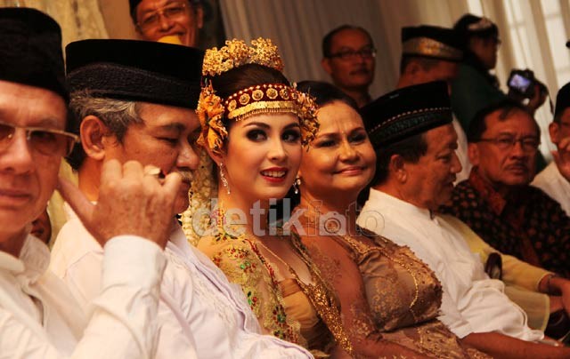 Senyuman Bahagia Arumi Bachsin Dilamar Emil