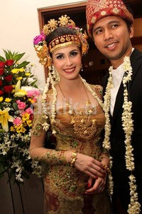 Arumi dan Emil tebar senyuman.