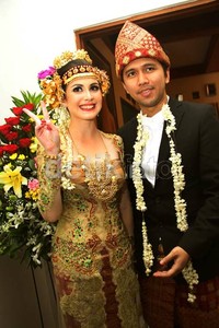 Keduanya pun akan menikah pada Agustus mendatang.