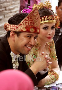 Meskipun Arumi masih berusia 19 tahun, Emir tetap yakin untuk menikahinya.