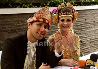 Arumi dan Emil pamer cincin tunangan mereka.
