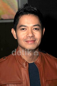 Dude tersenyum di depan kamera. Gusmun/detikFoto.