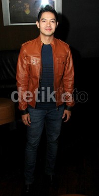 Ia tampak memakai kaus biru dongker, jaket kulit coklat, dan celana jeans. Gusmun/detikFoto.