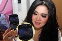 Syahrini pamer foto artis Korea yang ia taksir. Gusmun/detikFoto.