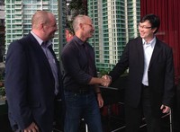 Tampak dalam gambar (ki-ka) Jopy Rusli (Direktur PT Lippo Karawaci Tbk), Mark Hayes (Project Director Hirsch Bedner Associates) dan Wolfram Siegmeth (Project Manager The Bloomington Kemang Village Residences).