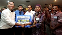 Mantan atlet Perahu Naga Leni Haini, yang saat ini kondisinya sebagai buruh cuci di Jambi, menerima penghargaan dan bantuan.