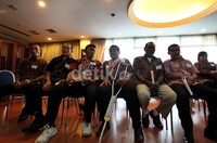 Mantan altet tenis meja Tatok Hardiyanto juga mendapat penghargaan dan bantuan. Aktivitasnya saat ini Totok menjajakan makanan kue ke warung-warung toko.