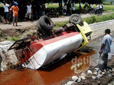 Truk Tangki Terguling ke Sungai