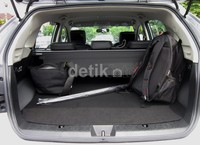 Tampilan interior 5 penumpang yang disajikan juga terlihat lebih mewah. Tergambar pada monitor 10 inci Kenwood, sehingga bisa dipastikan pengendara tidak akan sulit mendapatkan entertainment yang dibutuhkan dengan sekali sentuh.