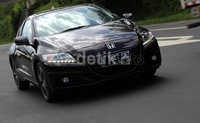 Wajah Honda CR-Z terlihat cukup sporty. Mulai dari desain grill, bumper depan, fog lamp, spion, headlight, bumper honeycomb, hingga pelek bintang ukuran 17 inci alloy. Desain bodinya juga aerodinamis.