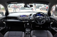Masuk ke dalam kabin penumpang dan duduk di kursi semi bucket. Desain kursi sengaja dibuat rendah seperti sportscar lainnya. Tidak ada pengaturan elektrik pada kedua jok mobil tersebut. Semuanya diatur secara manual. Namun desain kursi sangat ergonomis. Kursi baru ini cenderung menjadi sangat menyenangkan ketika mobil diajang meliuk-liuk.