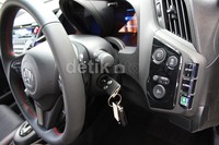 Di balik kemudi tersedia tilt & telescopic steering. Fitur ini bisa naik-turun dan maju-mundur kemudia. Sangat berfungsi agar membuat pengendara merasakan kenyamanan ketika mengemudi.