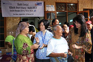 HUT Ke-56, BCA Bagikan Kacamata dan Tes Kesehatan Gratis Untuk Warga Duri Utara