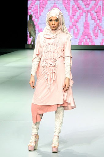 Jakarta, Indonesia - 15 Februari. Sweet Royale by Jeny Tjahyawati. Explore Minangkabau Herritage. Indonesia Fashion Week 2013 at Jakarta Convention Center. 15 Februari 2013. Senayan. Jakarta. [Foto: Mohammad Abduh/Wolipop]