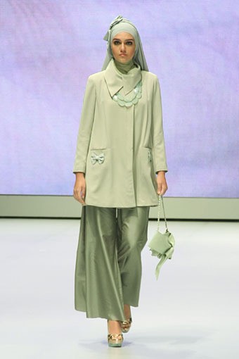 Jakarta, Indonesia - 15 Februari. Take a Bow by Ria Miranda. Explore Minangkabau Herritage. Indonesia Fashion Week 2013 at Jakarta Convention Center. 15 Februari 2013. Senayan. Jakarta. [Foto: Mohammad Abduh/Wolipop]