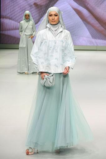 Jakarta, Indonesia - 15 Februari. Take a Bow by Ria Miranda. Explore Minangkabau Herritage. Indonesia Fashion Week 2013 at Jakarta Convention Center. 15 Februari 2013. Senayan. Jakarta. [Foto: Mohammad Abduh/Wolipop]