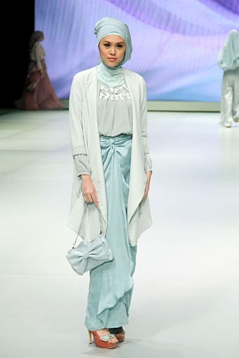 Jakarta, Indonesia - 15 Februari. Take a Bow by Ria Miranda. Explore Minangkabau Herritage. Indonesia Fashion Week 2013 at Jakarta Convention Center. 15 Februari 2013. Senayan. Jakarta. [Foto: Mohammad Abduh/Wolipop]