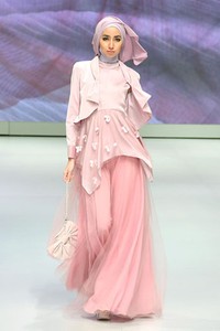 Jakarta, Indonesia - 15 Februari. Take a Bow by Ria Miranda. Explore Minangkabau Herritage. Indonesia Fashion Week 2013 at Jakarta Convention Center. 15 Februari 2013. Senayan. Jakarta. [Foto: Mohammad Abduh/Wolipop]