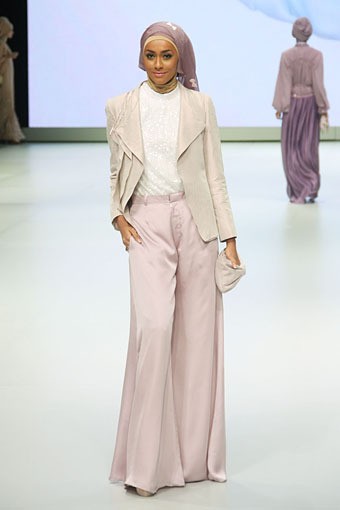 Jakarta, Indonesia - 15 Februari. Take a Bow by Ria Miranda. Explore Minangkabau Herritage. Indonesia Fashion Week 2013 at Jakarta Convention Center. 15 Februari 2013. Senayan. Jakarta. [Foto: Mohammad Abduh/Wolipop]