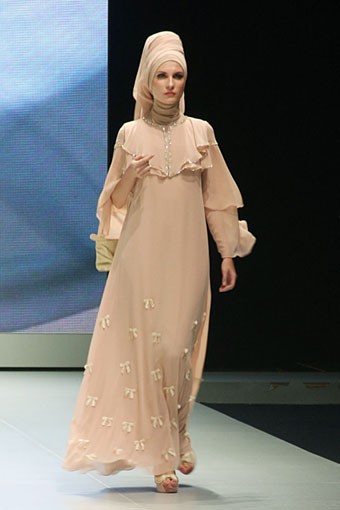 Jakarta, Indonesia - 15 Februari. Take a Bow by Ria Miranda. Explore Minangkabau Herritage. Indonesia Fashion Week 2013 at Jakarta Convention Center. 15 Februari 2013. Senayan. Jakarta. [Foto: Mohammad Abduh/Wolipop]