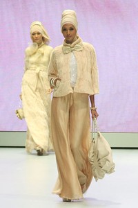 Jakarta, Indonesia - 15 Februari. Take a Bow by Ria Miranda. Explore Minangkabau Herritage. Indonesia Fashion Week 2013 at Jakarta Convention Center. 15 Februari 2013. Senayan. Jakarta. [Foto: Mohammad Abduh/Wolipop]