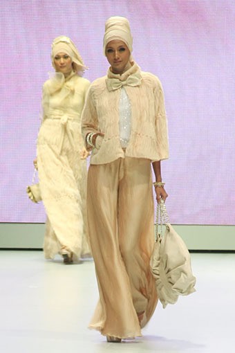 Jakarta, Indonesia - 15 Februari. Take a Bow by Ria Miranda. Explore Minangkabau Herritage. Indonesia Fashion Week 2013 at Jakarta Convention Center. 15 Februari 2013. Senayan. Jakarta. [Foto: Mohammad Abduh/Wolipop]