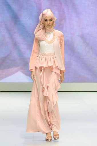 Jakarta, Indonesia - 15 Februari. Take a Bow by Ria Miranda. Explore Minangkabau Herritage. Indonesia Fashion Week 2013 at Jakarta Convention Center. 15 Februari 2013. Senayan. Jakarta. [Foto: Mohammad Abduh/Wolipop]