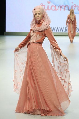 Jakarta, Indonesia - 15 Februari. Take a Bow by Ria Miranda. Explore Minangkabau Herritage. Indonesia Fashion Week 2013 at Jakarta Convention Center. 15 Februari 2013. Senayan. Jakarta. [Foto: Mohammad Abduh/Wolipop]