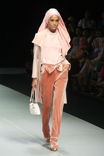 Jakarta, Indonesia - 15 Februari. Take a Bow by Ria Miranda. Explore Minangkabau Herritage. Indonesia Fashion Week 2013 at Jakarta Convention Center. 15 Februari 2013. Senayan. Jakarta. [Foto: Mohammad Abduh/Wolipop]